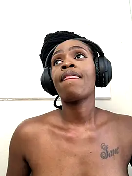 LuciousLips96 live sex cam
