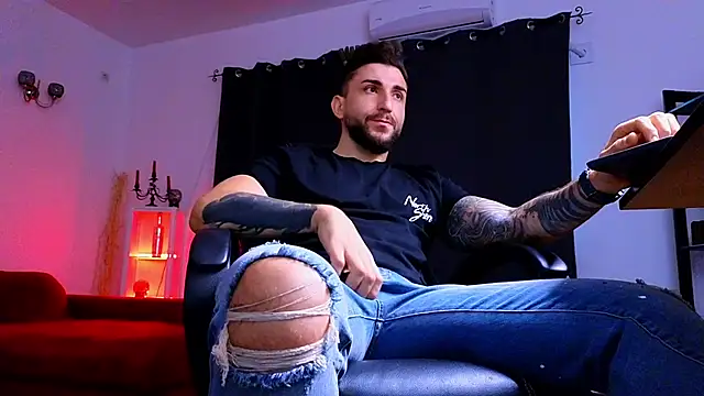MightyAaron66 live sex cam