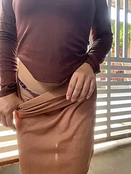 BigAssBee live sex cam