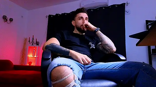 MightyAaron66 live sex cam