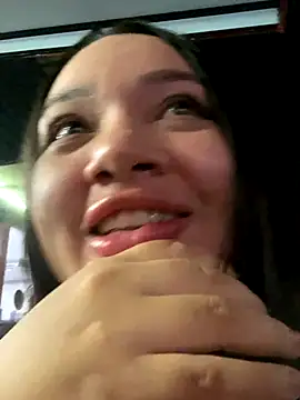QueenYumi live sex cam