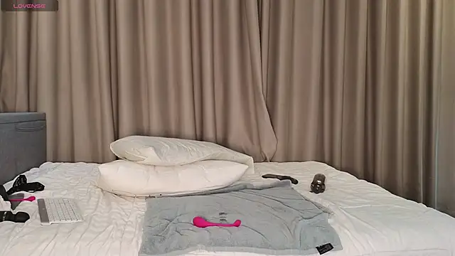 LucyNuty live sex cam