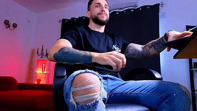 MightyAaron66 live sex cam