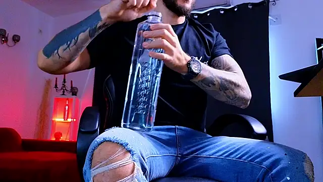 MightyAaron66 live sex cam