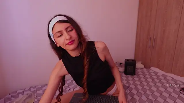 SkinnysCouple live sex cam