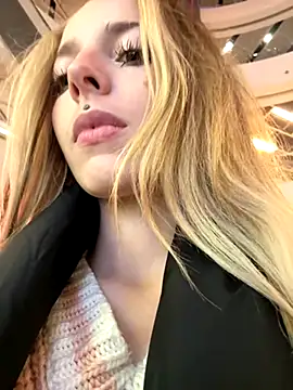 LoraaDoll live sex cam