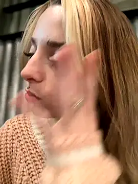 LoraaDoll live sex cam