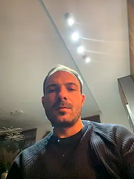 Adventurehotman live sex cam
