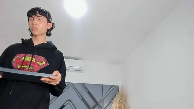 Milan_LewisS live sex cam