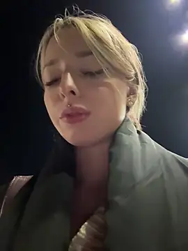 LoraaDoll live sex cam
