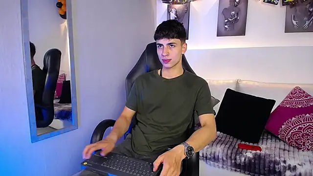 AdrianRinaldi live sex cam