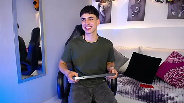 AdrianRinaldi live sex cam