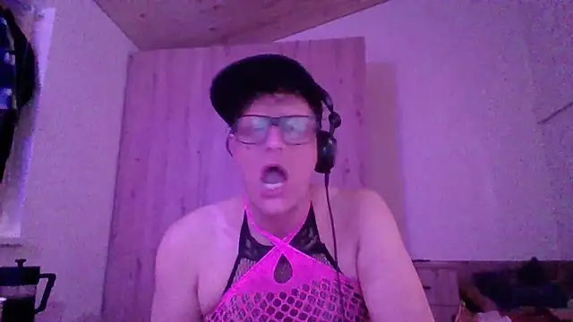 Bigthroaterboy live sex cam