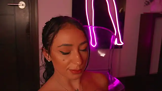 LunaMystyque live sex cam