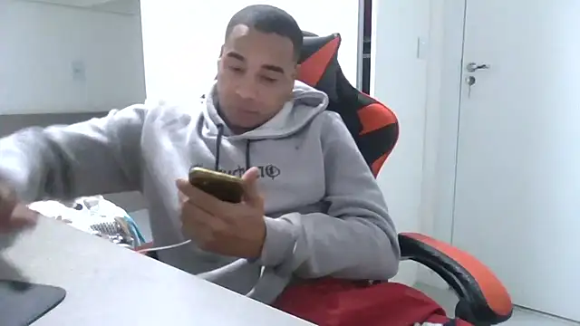 JUNINHOLEKE live sex cam