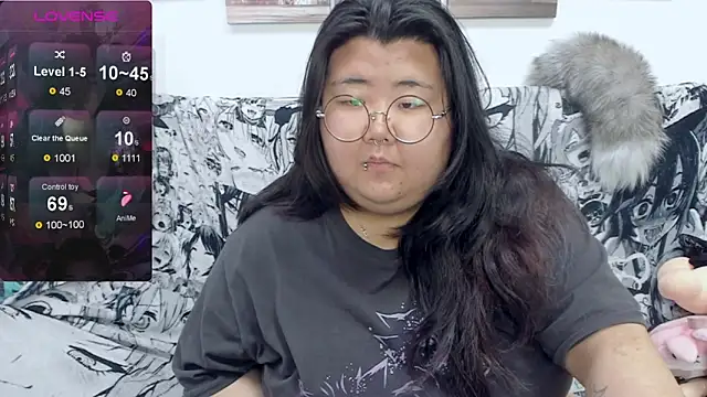 Nadine_asian's Stripchat show and profile