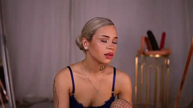 NickyBenz live sex cam