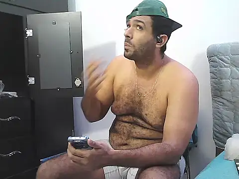 AlphaLatinoBear live sex cam