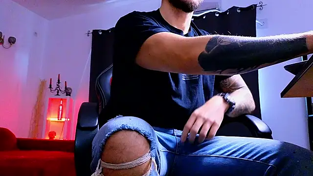 MightyAaron66 live sex cam
