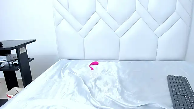 LindaHooker live sex cam