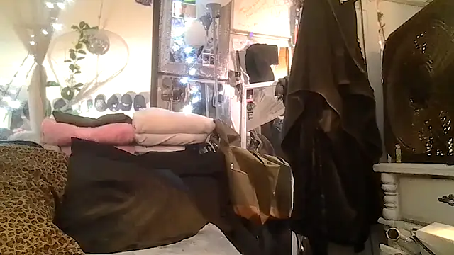 ShysluutGia live sex cam