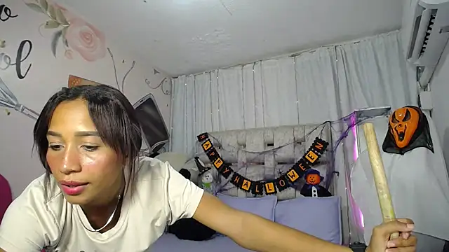 EMMA_SWEETT1's Stripchat show and profile