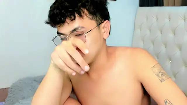 mightyhotcock live sex cam