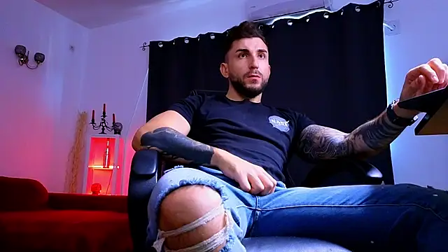 MightyAaron66 live sex cam