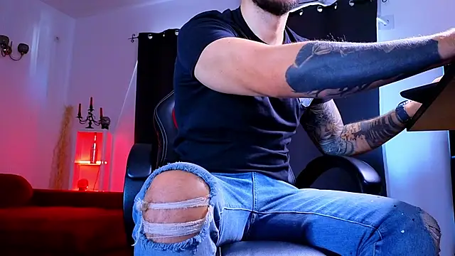 MightyAaron66 live sex cam
