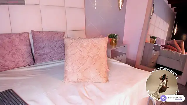 SaraMonroe1 live sex cam