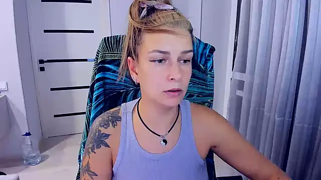 AlexiaDarren live sex cam
