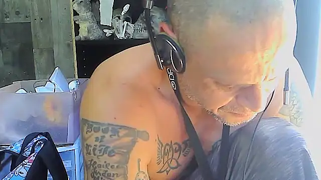 Buffshagswell live sex cam