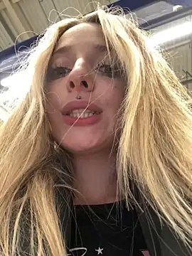 LoraaDoll live sex cam