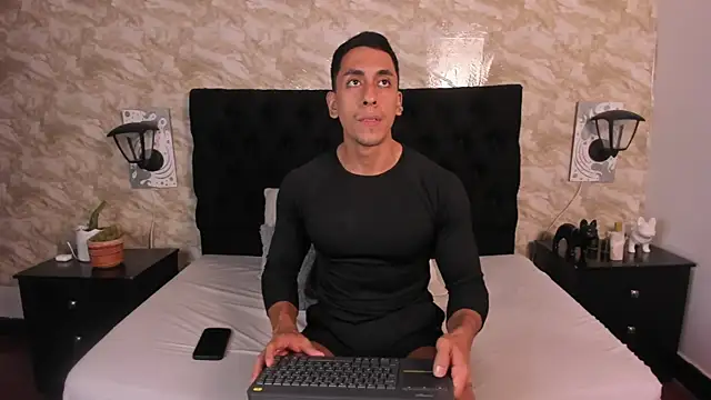 Lucio__Fox live sex cam
