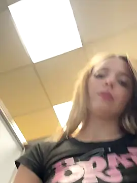 LoraaDoll live sex cam