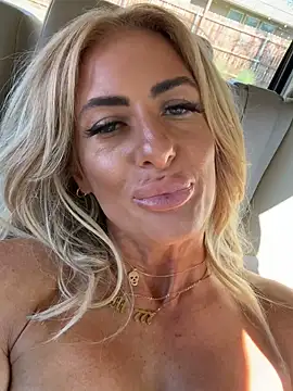 blondiluvsanal live sex cam