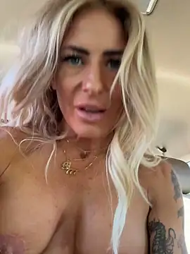 blondiluvsanal live sex cam