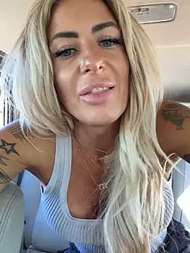 blondiluvsanal live sex cam