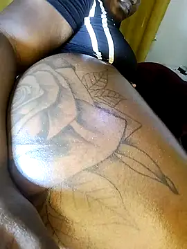 Hugemassivebootie live sex cam