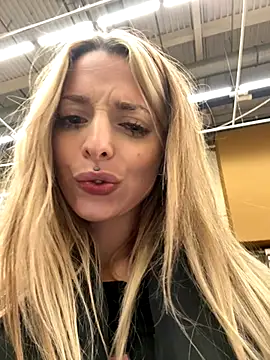 LoraaDoll live sex cam