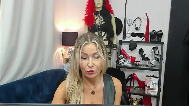 crystaLUX live sex cam