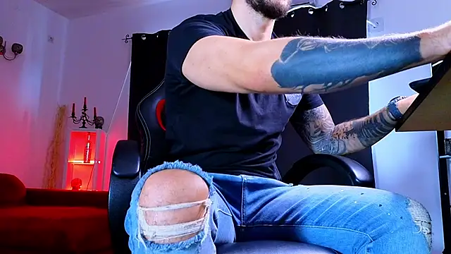 MightyAaron66 live sex cam