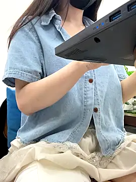Linh_2004 live sex cam