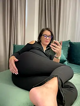 HotXMom live sex cam