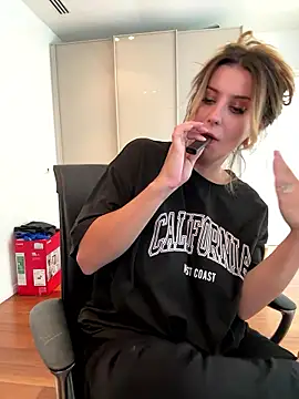 RoxxyDallas live sex cam