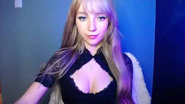 LuciaYoung live sex cam