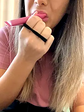 HotXMom live sex cam