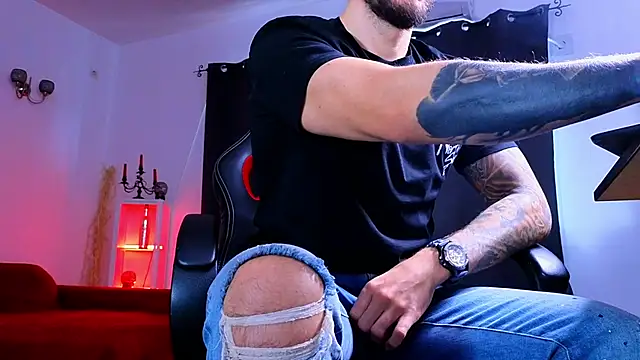 MightyAaron66 live sex cam