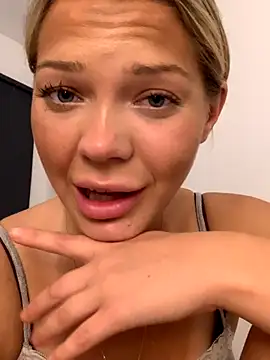 Bellablows live sex cam