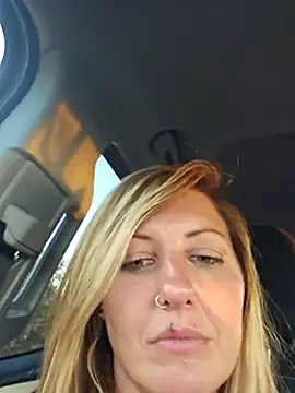SheIsSomething live sex cam